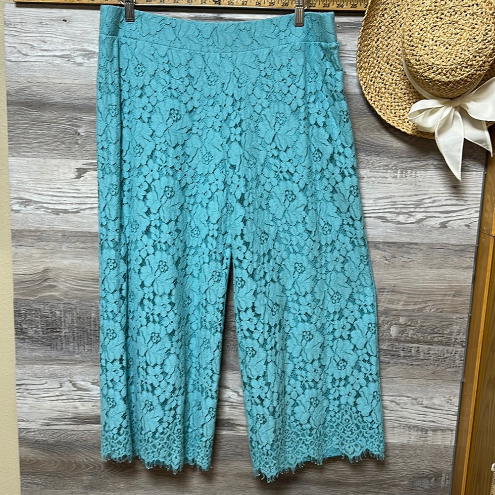 ISAAC MIZRAHI LIVE LACE FLOWY CAPRIS blue green